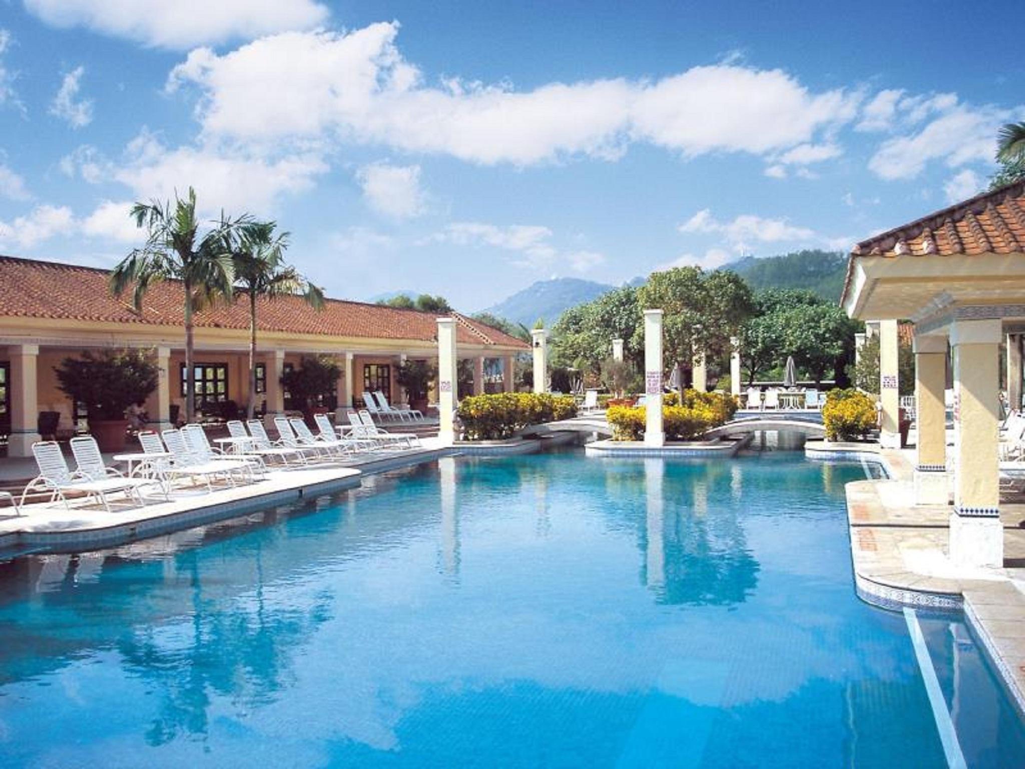 Grand Coloane Resort Macao Esterno foto The pool at Sandals Royal Plantation
