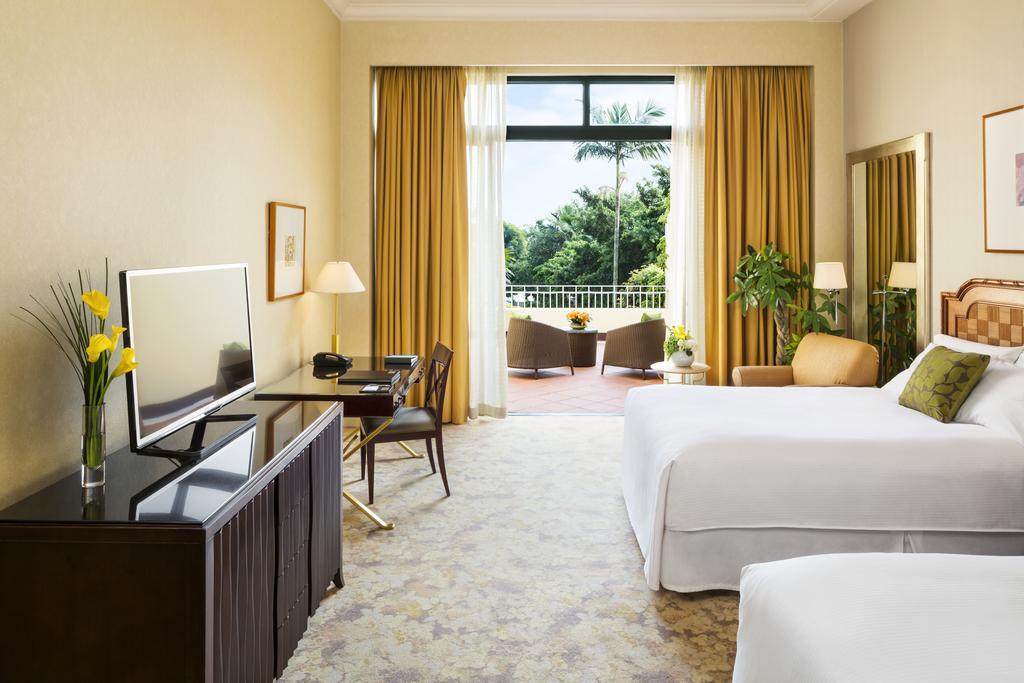Grand Coloane Resort Macao Esterno foto A guest room at the Four Seasons Hotel